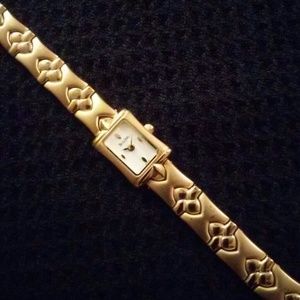 New battery! Lovely petite Bulova ladies watch